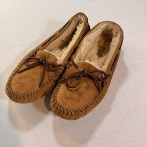 UGG Dakota Chestnut Suede Shearling Moccasin Slippers Sz 8 Cozy Warm Logo‎ Comfy